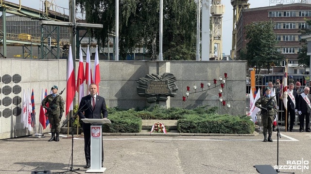 Prezydent RP Karol Nawrocki. Fot. Robert Stachnik [Radio Szczecin] Rocznica Porozumień Sierpniowych. Obchody w Szczecinie z udziałem prezydenta RP [ZDJĘCIA]