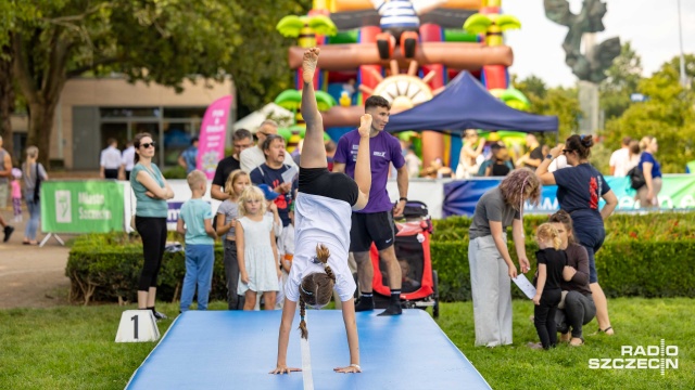 Fot. Robert Stachnik [Radio Szczecin] Sportowa zabawa dla młodych pod okiem mistrza - Lisek i Przyjaciele na Jasnych Błoniach [WIDEO, ZDJĘCIA]