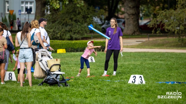 Fot. Robert Stachnik [Radio Szczecin] Sportowa zabawa dla młodych pod okiem mistrza - Lisek i Przyjaciele na Jasnych Błoniach [WIDEO, ZDJĘCIA]