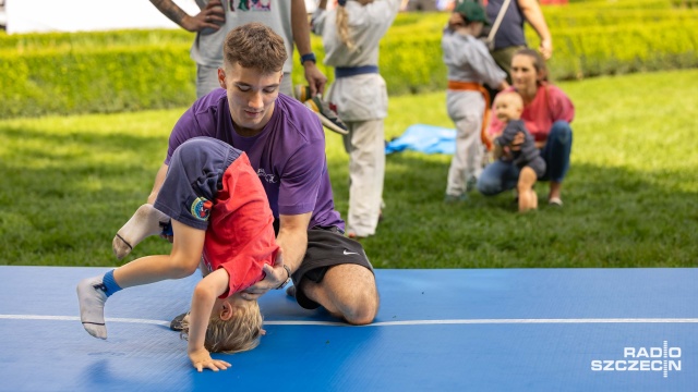 Fot. Robert Stachnik [Radio Szczecin] Sportowa zabawa dla młodych pod okiem mistrza - Lisek i Przyjaciele na Jasnych Błoniach [WIDEO, ZDJĘCIA]