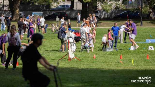 Fot. Robert Stachnik [Radio Szczecin] Sportowa zabawa dla młodych pod okiem mistrza - Lisek i Przyjaciele na Jasnych Błoniach [WIDEO, ZDJĘCIA]