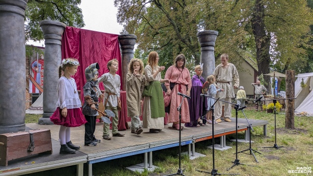 Fot. Maciej Papke [Radio Szczecin] Koronacja Bolesława Chrobrego wieczorem w Jasienicy [WIDEO, ZDJĘCIA]