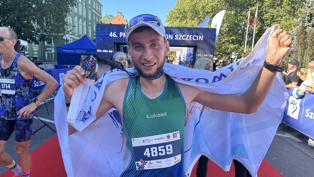 Na dystansie półmaratonu najszybszy był Łukasz Garliński. Fot. Sebastian Roszkowski [Radio Szczecin] PKO Półmaraton Szczeciński. Znamy zwycięzców [WIDEO, ZDJĘCIA]