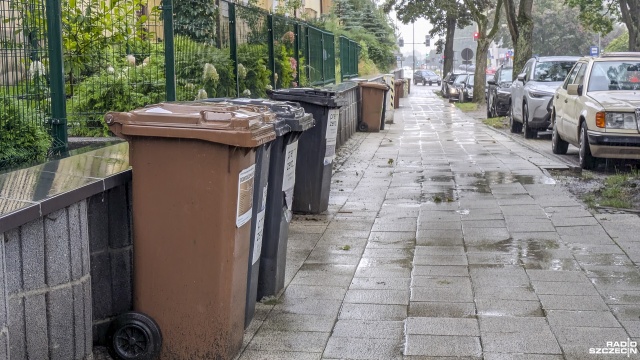 Fot. Maciej Papke [Radio Szczecin] Śmietniki na ul. Poniatowskiego na razie zostaną [ZDJĘCIA]