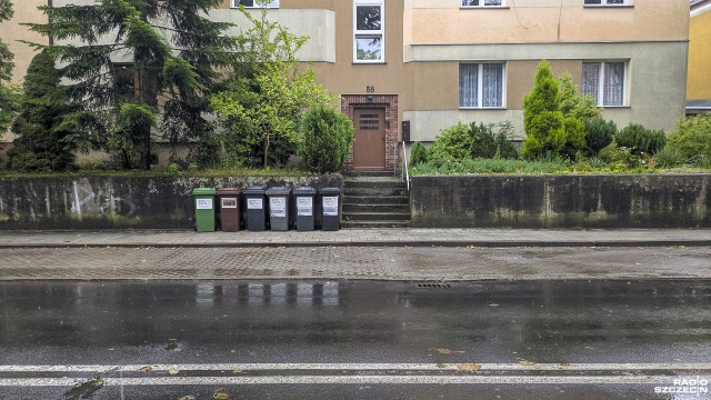 Fot. Maciej Papke [Radio Szczecin] Śmietniki na ul. Poniatowskiego na razie zostaną [ZDJĘCIA]