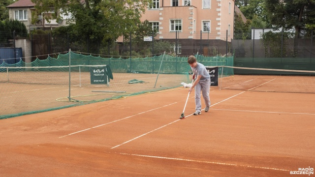 Fot. Wojciech Ochrymiuk [Radio Szczecin] Nawierzchnia przygotowana do tenisowego turnieju Invest in Szczecin Open [WIDEO, ZDJĘCIA]