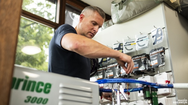 Fot. Wojciech Ochrymiuk [Radio Szczecin] Nawierzchnia przygotowana do tenisowego turnieju Invest in Szczecin Open [WIDEO, ZDJĘCIA]