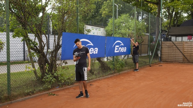 Fot. Wojciech Ochrymiuk [Radio Szczecin] Nawierzchnia przygotowana do tenisowego turnieju Invest in Szczecin Open [WIDEO, ZDJĘCIA]