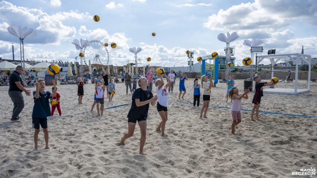 Fot. Kamila Kozioł [Radio Szczecin] Siatkarki Chemika trenowały z najmłodszymi [ZDJĘCIA]
