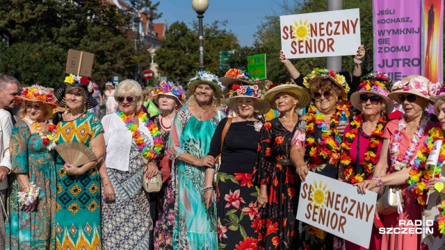 Fot. Robert Stachnik [Radio Szczecin] Seniorzy opanowali Szczecin. Ulicami przeszedł Kolorowy Korowód Kapeluszy [WIDEO, ZDJĘCIA]