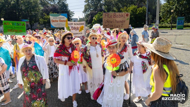 Fot. Robert Stachnik [Radio Szczecin] Seniorzy opanowali Szczecin. Ulicami przeszedł Kolorowy Korowód Kapeluszy [WIDEO, ZDJĘCIA]