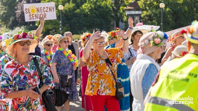 Fot. Robert Stachnik [Radio Szczecin] Seniorzy opanowali Szczecin. Ulicami przeszedł Kolorowy Korowód Kapeluszy [WIDEO, ZDJĘCIA]