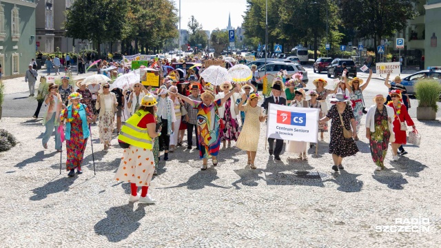 Fot. Robert Stachnik [Radio Szczecin] Seniorzy opanowali Szczecin. Ulicami przeszedł Kolorowy Korowód Kapeluszy [WIDEO, ZDJĘCIA]