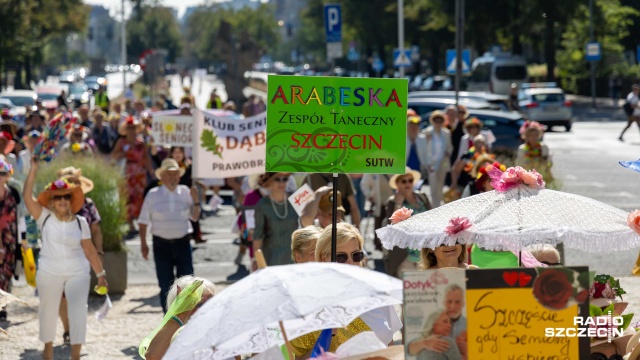 Fot. Robert Stachnik [Radio Szczecin] Seniorzy opanowali Szczecin. Ulicami przeszedł Kolorowy Korowód Kapeluszy [WIDEO, ZDJĘCIA]