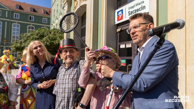 Fot. Robert Stachnik [Radio Szczecin] Seniorzy opanowali Szczecin. Ulicami przeszedł Kolorowy Korowód Kapeluszy [WIDEO, ZDJĘCIA]