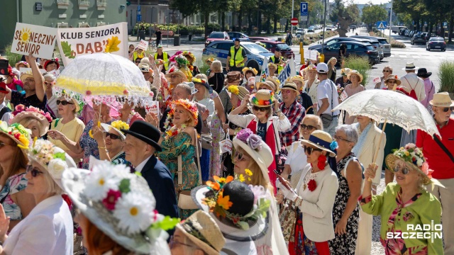 Fot. Robert Stachnik [Radio Szczecin] Seniorzy opanowali Szczecin. Ulicami przeszedł Kolorowy Korowód Kapeluszy [WIDEO, ZDJĘCIA]