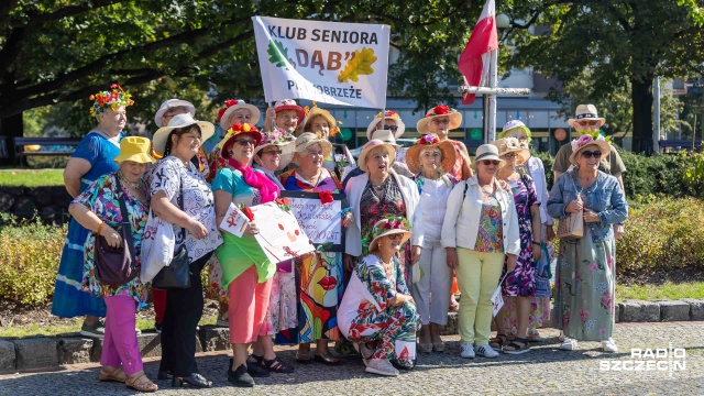 Fot. Robert Stachnik [Radio Szczecin] Seniorzy opanowali Szczecin. Ulicami przeszedł Kolorowy Korowód Kapeluszy [WIDEO, ZDJĘCIA]