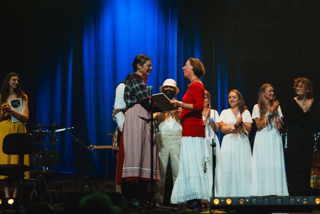Martyna Żurek z Kapeli Koźlarskiej Adama Keisera odbiera Pierwszą Nagrodę w Kategorii muzyka tradycyjna. Fot. Michał Wojnarowicz Znamy laureatów 10. Turnieju Muzyków Prawdziwych [ZDJĘCIA]