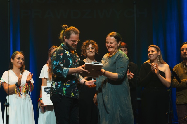 Paweł Płaskoń z Katowic (lira korbowa) odbiera Pierwszą Nagrodę w Kategorii muzyka eksperymentalna. Fot. Michał Wojnarowicz Znamy laureatów 10. Turnieju Muzyków Prawdziwych [ZDJĘCIA]