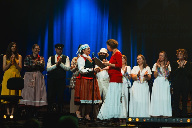 Pieśniarka z Zespołu Śpiewaczego ze Zbójnej odbiera Trzecią Nagrodę w Kategorii muzyka tradycyjna. Fot. Michał Wojtarowicz Znamy laureatów 10. Turnieju Muzyków Prawdziwych [ZDJĘCIA]
