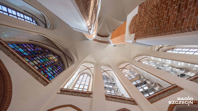 Fot. Robert Stachnik [Radio Szczecin] Witraże szczecińskiej katedry odzyskują swój blask [WIDEO, ZDJĘCIA]