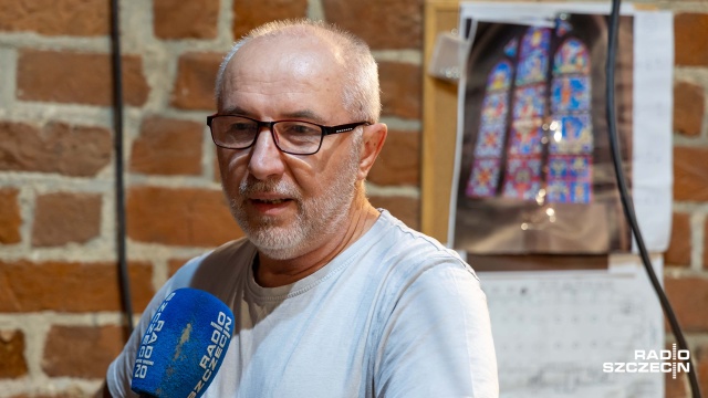 Fot. Robert Stachnik [Radio Szczecin] Witraże szczecińskiej katedry odzyskują swój blask [WIDEO, ZDJĘCIA]