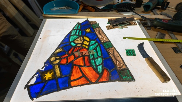 Fot. Robert Stachnik [Radio Szczecin] Witraże szczecińskiej katedry odzyskują swój blask [WIDEO, ZDJĘCIA]