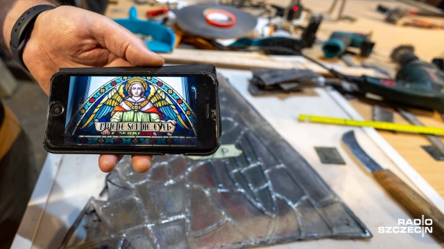 Fot. Robert Stachnik [Radio Szczecin] Witraże szczecińskiej katedry odzyskują swój blask [WIDEO, ZDJĘCIA]