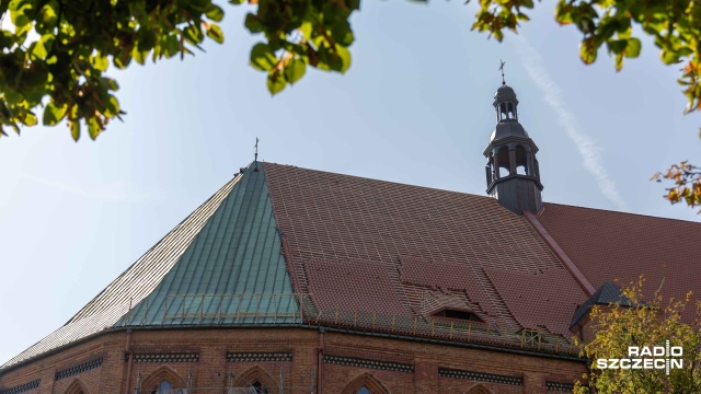 Fot. Robert Stachnik [Radio Szczecin] Witraże szczecińskiej katedry odzyskują swój blask [WIDEO, ZDJĘCIA]