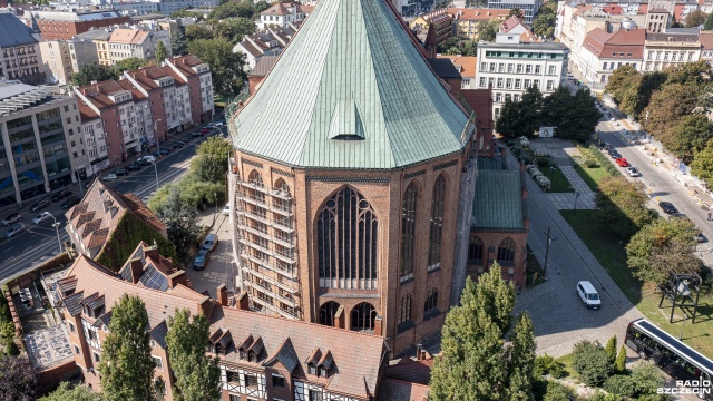 Fot. Maciej Papke [Radio Szczecin] Witraże szczecińskiej katedry odzyskują swój blask [WIDEO, ZDJĘCIA]