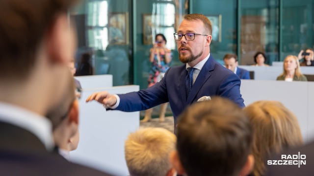 Kamil Szałata – dyrygent, dyrektor Szczecińskiego Chóru Chłopięcego „Słowiki”. Fot. Robert Stachnik [Radio Szczecin] Chór Chłopięcy „Słowiki” odznaczony Medalem za zasługi dla miasta Szczecina [WIDEO, ZDJĘCIA]