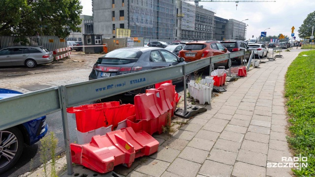 Fot. Robert Stachnik [Radio Szczecin] Parkingowy problem przy Unii Lubelskiej, na dodatkowe miejsca trzeba poczekać [ZDJĘCIA]