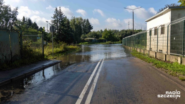Fot. Robert Stachnik [Radio Szczecin] Szczawiowa nieprzejezdna po opadach deszczu, tramwaje na Pomorzany wstrzymane po wypadku [ZDJĘCIA]