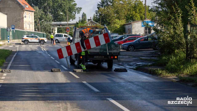 Fot. Robert Stachnik [Radio Szczecin] Szczawiowa nieprzejezdna po opadach deszczu, tramwaje na Pomorzany wstrzymane po wypadku [ZDJĘCIA]