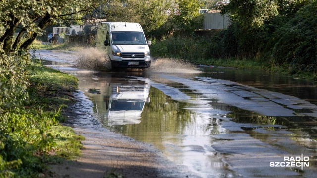 Fot. Robert Stachnik [Radio Szczecin] Szczawiowa nieprzejezdna po opadach deszczu, tramwaje na Pomorzany wstrzymane po wypadku [ZDJĘCIA]