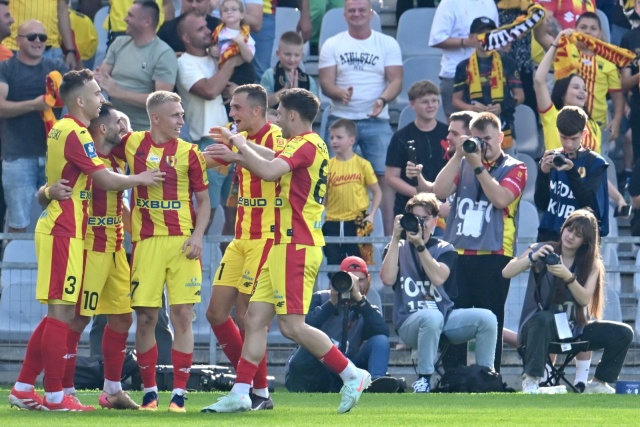 Zawodnik Korony Kielce Dawid Błanik (na zd. trzeci z lewej) cieszy się z gola podczas meczu 8. kolejki piłkarskiej Ekstraklasy z Pogonią Szczecin. Fot. PAP/Piotr Polak Pogoń przegrywa w Kielcach [ZDJĘCIA]