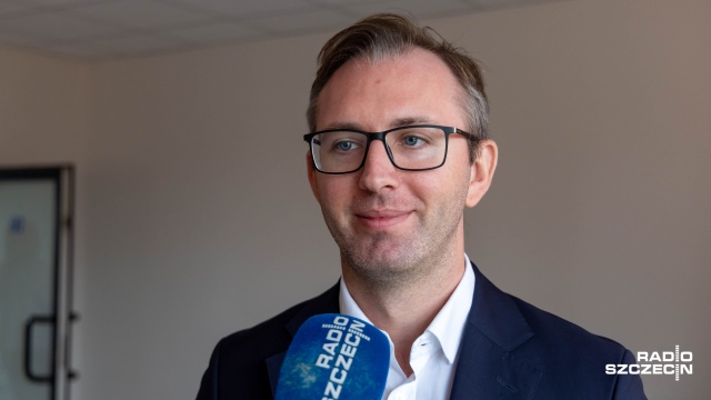 Łukasz Kadłubowski. Fot. Robert Stachnik [Radio Szczecin] Nowy materiał na siedzeniach w autobusach [ZDJĘCIA]