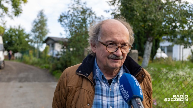Janus Fiszer. Fot. Robert Stachnik [Radio Szczecin] Dziurawa droga i podtopienia. Mieszkańcy osiedla Skarbówek mają dość [ZDJĘCIA]