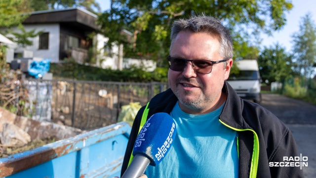 Aleksander Miedzianowski. Fot. Robert Stachnik [Radio Szczecin] Dziurawa droga i podtopienia. Mieszkańcy osiedla Skarbówek mają dość [ZDJĘCIA]