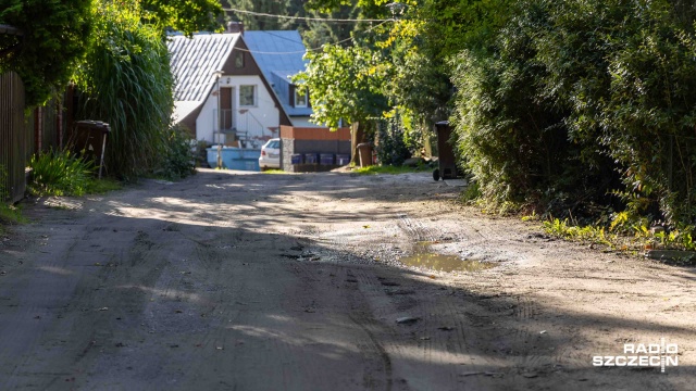 Fot. Robert Stachnik [Radio Szczecin] Dziurawa droga i podtopienia. Mieszkańcy osiedla Skarbówek mają dość [ZDJĘCIA]