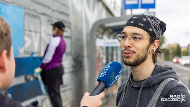 Miłosz Milewski. Fot. Robert Stachnik [Radio Szczecin] Mural kolejowy wjeżdża na ulicę Kolumba [WIDEO, ZDJĘCIA]
