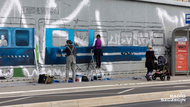 Fot. Robert Stachnik [Radio Szczecin] Mural kolejowy wjeżdża na ulicę Kolumba [WIDEO, ZDJĘCIA]