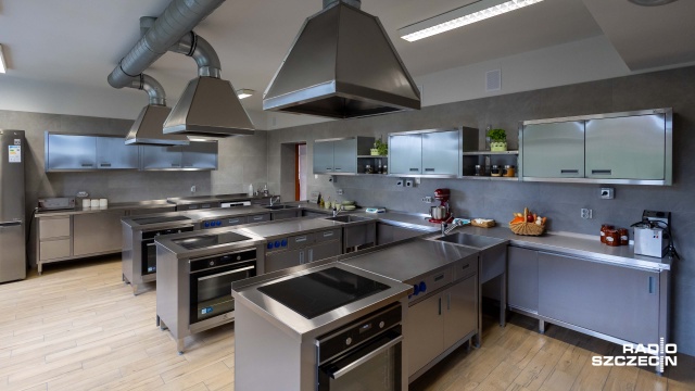 Fot. Robert Stachnik [Radio Szczecin] Przyszli mistrzowie kuchni mają nową salę do nauki gotowania [WIDEO, ZDJĘCIA]