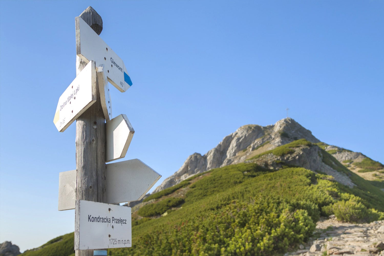 drogowskaz na szlaku górskim