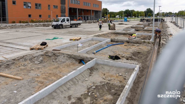 Fot. Robert Stachnik [Radio Szczecin] Pięknieje plac przed Netto Areną [ZDJĘCIA]