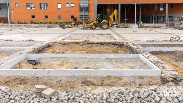 Fot. Robert Stachnik [Radio Szczecin] Pięknieje plac przed Netto Areną [ZDJĘCIA]