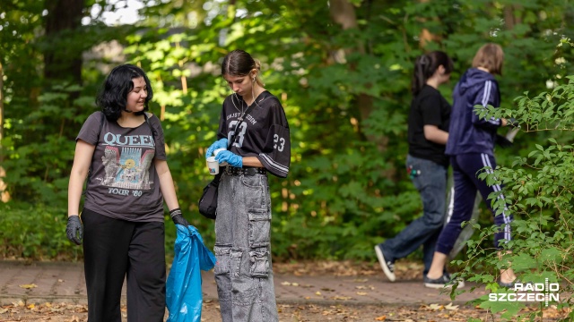 Fot. Robert Stachnik [Radio Szczecin] Zebrali worki pełne śmieci - szczecińscy licealiści wzięli udział w Akcji Sprzątania Świata [WIDEO, ZDJĘCIA]