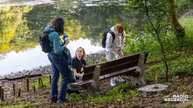 Fot. Robert Stachnik [Radio Szczecin] Zebrali worki pełne śmieci - szczecińscy licealiści wzięli udział w Akcji Sprzątania Świata [WIDEO, ZDJĘCIA]