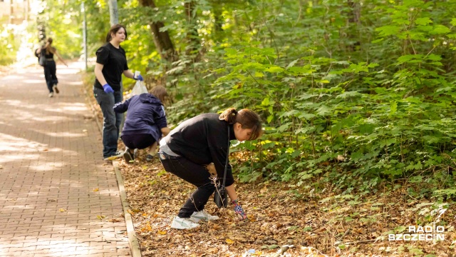 Fot. Robert Stachnik [Radio Szczecin] Zebrali worki pełne śmieci - szczecińscy licealiści wzięli udział w Akcji Sprzątania Świata [WIDEO, ZDJĘCIA]