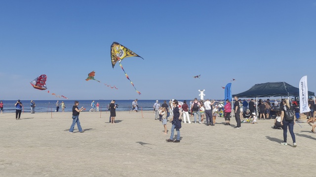 Fot. Joanna Maraszek [Radio Szczecin] Każdy mógł polatać - Mistrzostwa Świnoujścia w Lotach Latawców [ZDJĘCIA]